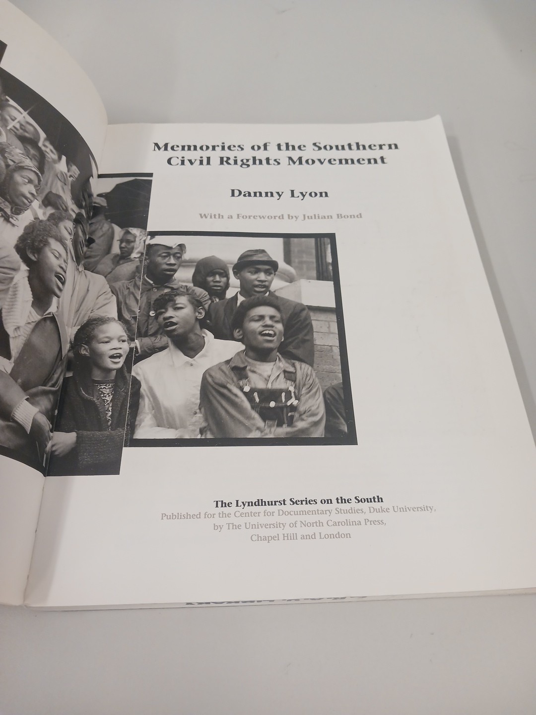 MEMORIES OF THE SOUTHERN CIVIL RIGHTS MOVEMENT (By Danny Lyon & Julian Bond 1992