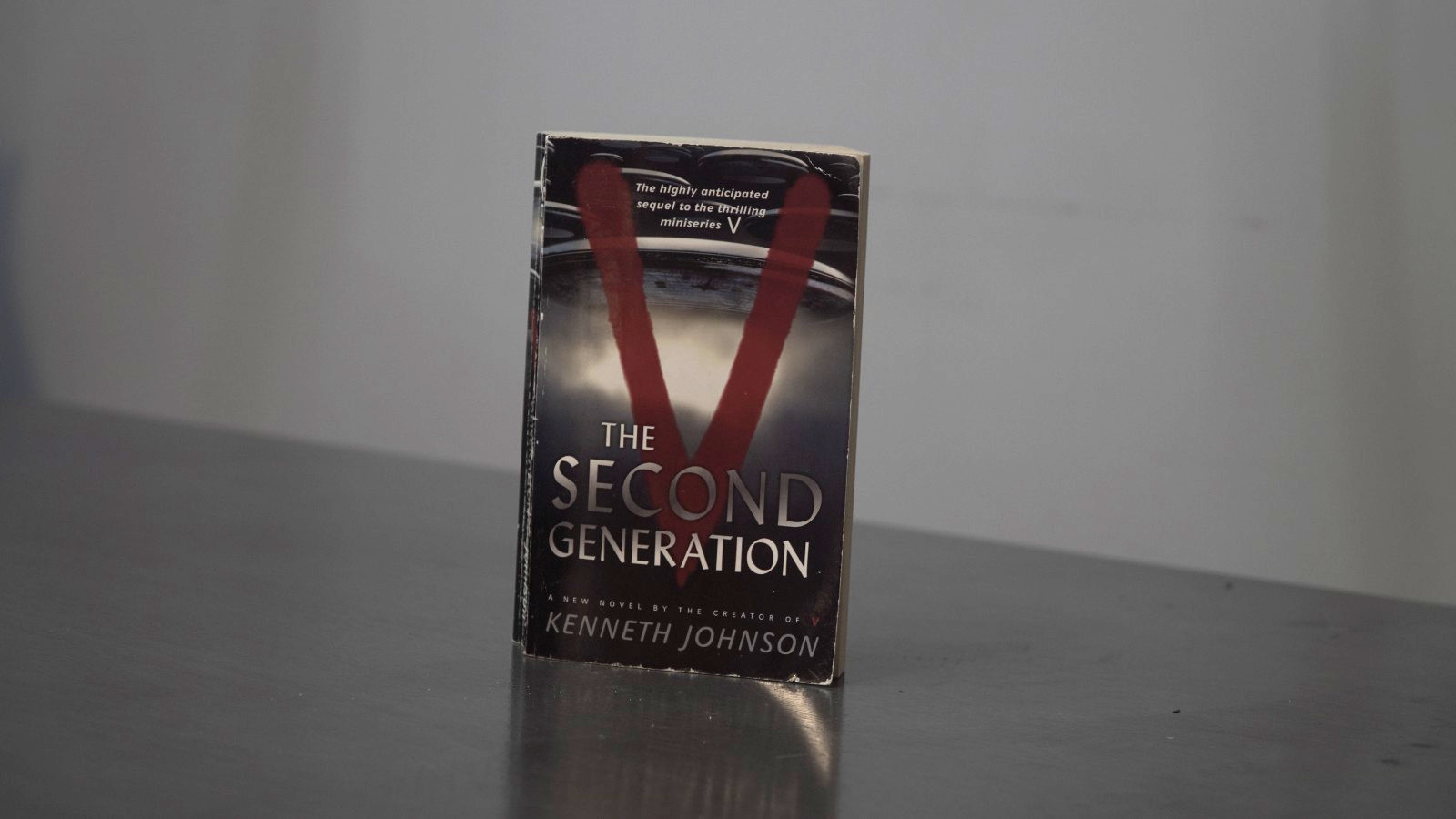 V The Second Generation Kenneth Johnson Paperback TOR 2008 TV Show